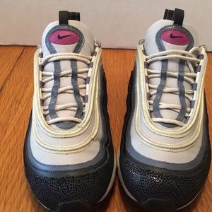 Women’s Nike Air Max 97 Black/Red Plum Sz: 10